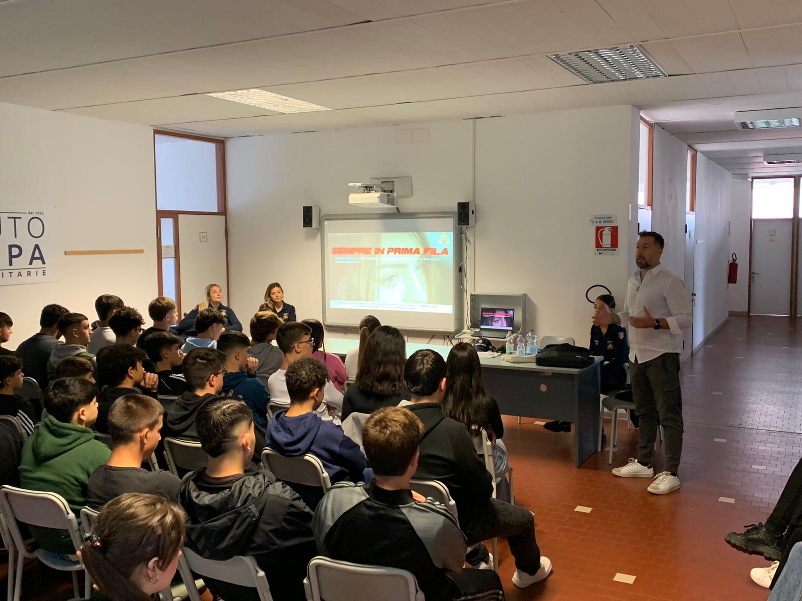 Un incontro nelle scuole