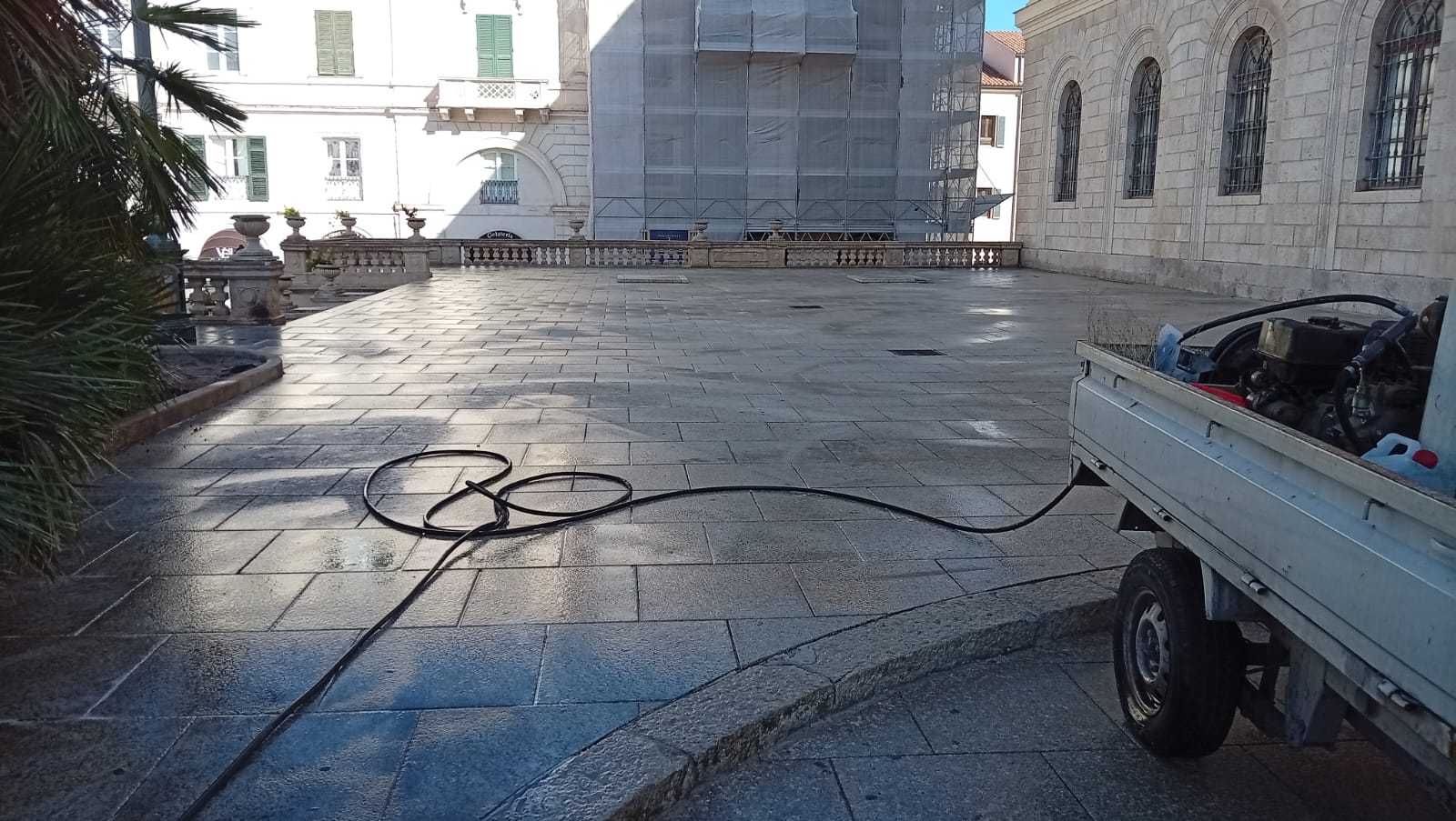 Un momento delle pulizie straordinarie