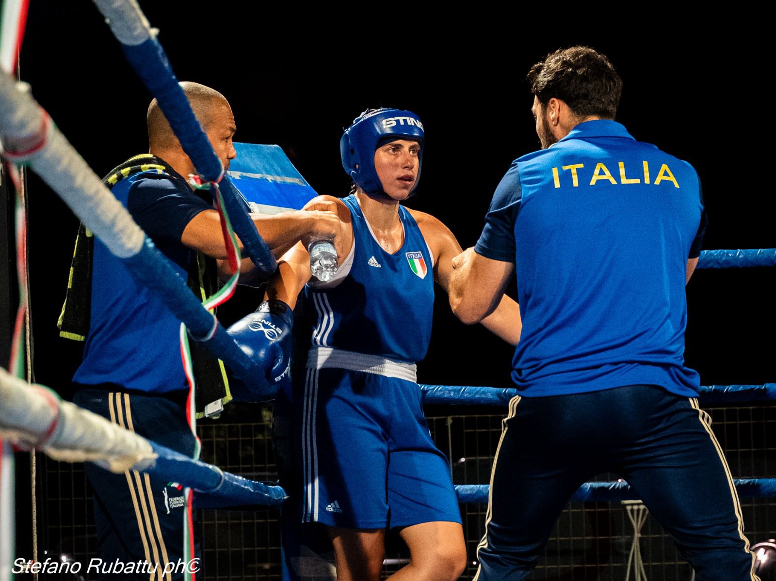 Un'atleta azzurra durante un combattimento