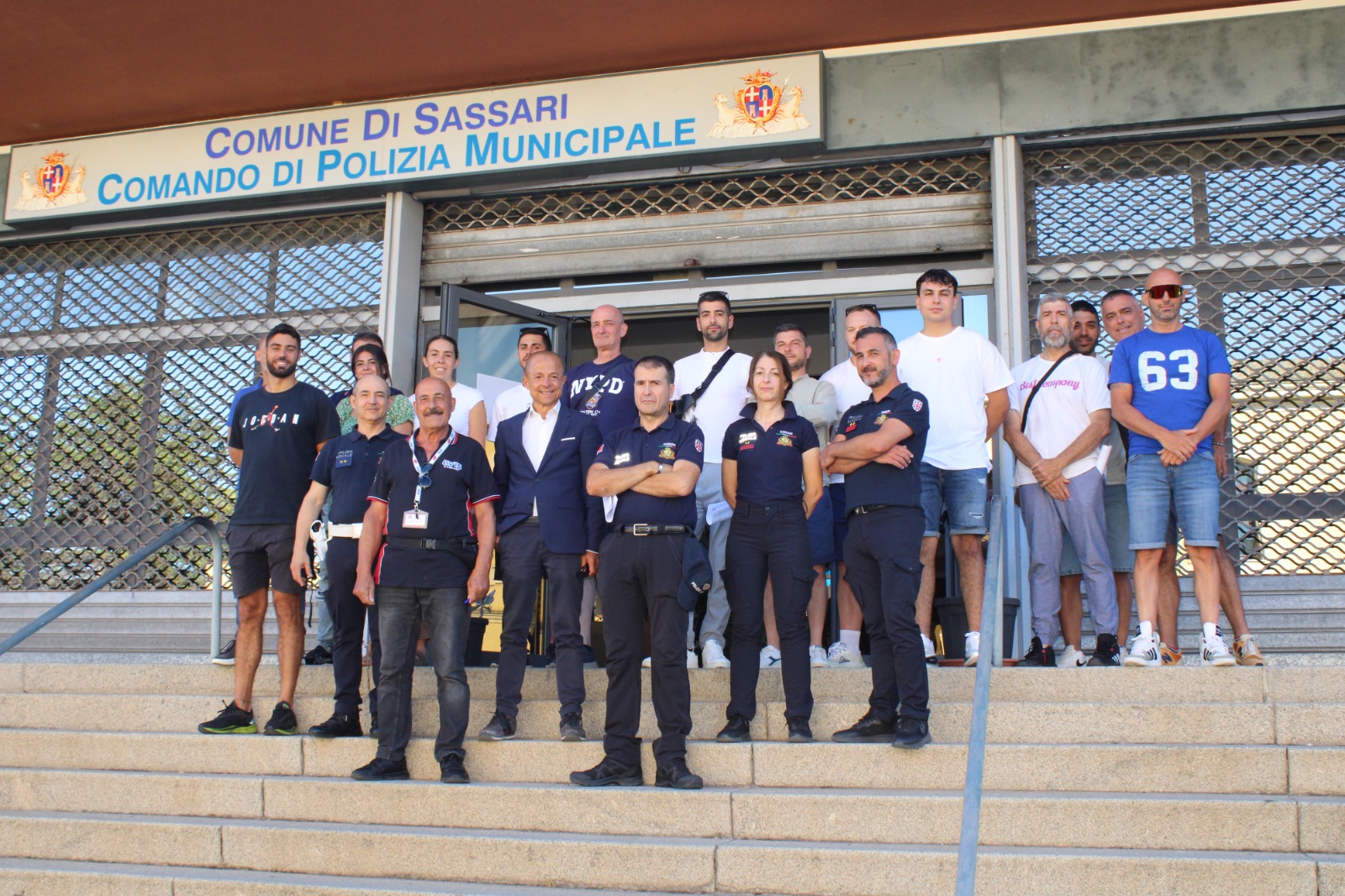 Gli agenti davanti al Comando