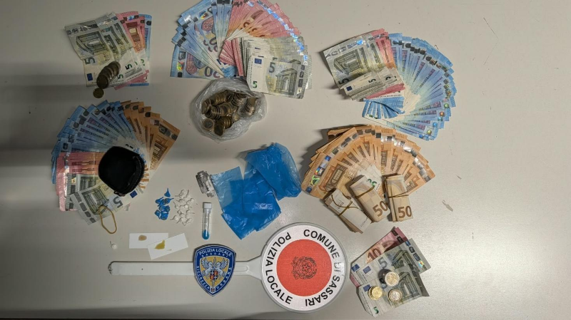 Denaro e materiale sequestrato, fotografia pubblicata dal Comune di Sassari